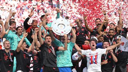 Los capitanes Thomas Mueller y Manuel Neuer del Bayern Munich celebran con el trofeo y sus compañeros el título de la Bundesliga