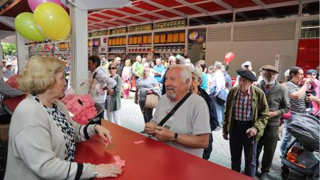 Una voluntaria de Cáritas vendiendo los primeros boletos tras la inauguración ayer de la tómbola.