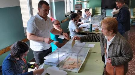 Una persona vota este domingo en el Colegio Blanca de Navarra