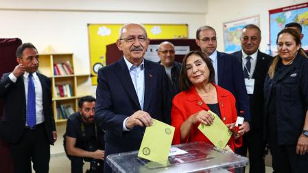 El candidato opositor Kemal Kiliçdaroglu vota este domingo