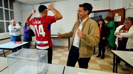 El alcalde de Granada y candidato del PSOE a la reelección, Francisco Cuenca, junto a un aficionado tras votar en el Centro de Participación Activa para Mayores Fígares