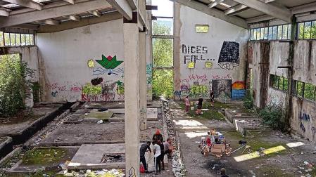 “Una fábrica abandonada es para muchos un lugar de asentamiento temporal”, a la espera de cruzar la frontera, a escasos kilómetros de Velika Kladusa (Bosnia-Herzegovina)