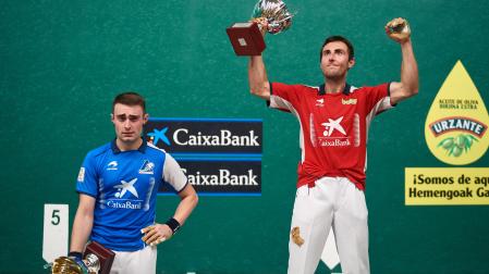 Iker Salaberria y Joanes Bakaikoa, tras la final de Promoción del sábado en el Labrit.