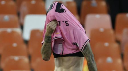 Sergi Darder se tapa el rostro con la camiseta tras consumarse el descenso del Espanyol