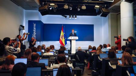 El presidente del PP, Alberto Núñez Feijóo, durante la rueda de prensa ofrecida tras la convocatoria de elecciones generales anunciada por el presidente del Gobierno, Pedro Sánchez