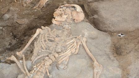 Hallan los esqueletos de tres habitantes de Pompeya y dos frescos de escenas mitológicas en las nuevas excavaciones del área arqueológica de la ciudad, destruida por el volcán Vesubio en el 79 d. C.