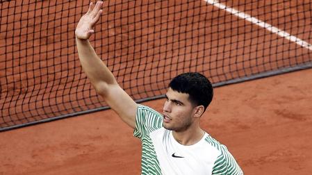 Carlos Alcaraz saluda al público tras vencer en el estreno de Roland Garros 2023