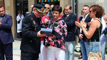 Instante en que el jefe superior de Policía Nacional en Navarra, José María Borja Moreno, entrega a la viuda de Julián Embid, el primer carnet y placa de su marido asesinado por ETA en Sangüesa hace 20 años.