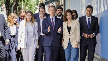 El presidente del Partido Popular, Alberto Núñez Feijóo (c), a su llegada a la Junta Directiva del PP, en la sede de Génova