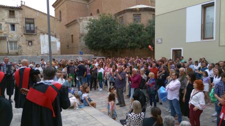 Instante del homenaje a Gerardo Martínez Pérez, el Señor Tomás, que se celebró en la plaza que lleva su nombre enclavada en el Casco Antiguo de Tudela