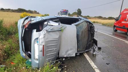 Estado en el que ha quedado el vehículo tras volcar en la NA-132, en el término municipal de Tafalla