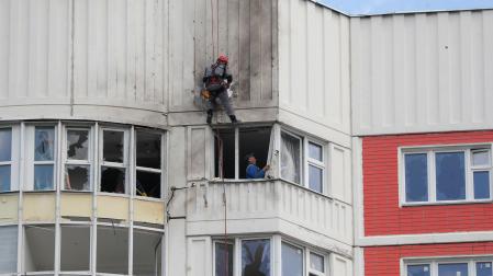 Trabajadores reparan un edificio residencial dañado tras el primer ataque con drones sufrido por Moscú