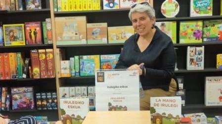 La escritora y periodista Bakarne Atxucarro presenta hoy en Estella  el cuento infantil 'La mano de Irulegi/Irulegiko eskua’.