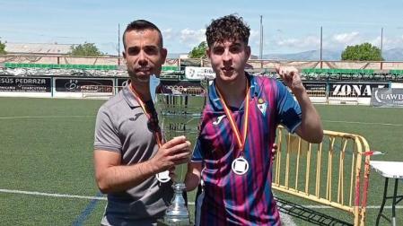 El pamplonés Ibai Goikoetxea Fonsea con el entrenador del SD Eibar de fútbol adaptado.