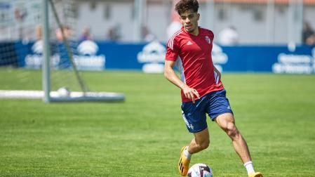 Ez Abde conduce el balón durante el entrenamiento rojillo de este miércoles, 21 de mayo, en Tajonar