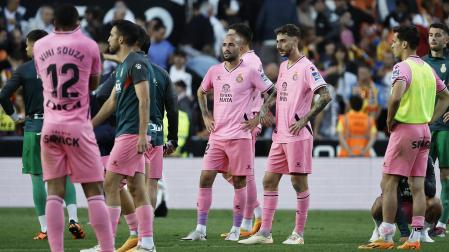 Tristeza entre los jugadores del RCDE Espanyol tras empatar contra el Valencia y confirmar el descenso a Segunda División