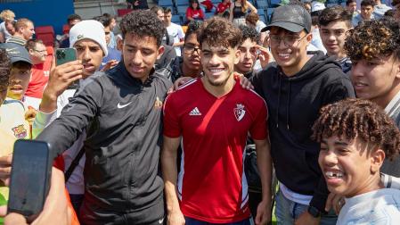 Unas 650 personas pertenecientes a 36 asociaciones sociales animaron a los jugadores de Osasuna en el entrenamiento del miércoles, 31 de mayo, en Tajonar