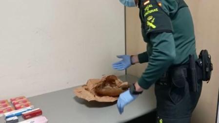 Vídeo de la droga y el pescado en mal estado incautado en el aeropuerto de Noáin