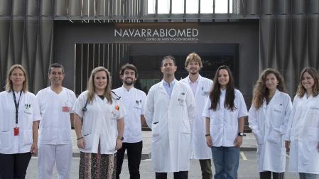 En el centro, Bernardo Abel Cedeño, junto a profesionales de Geriatría del HUN y Navarrabiomed