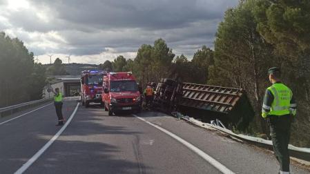 Estado en el que ha quedado el camión tras volcar en Pueyo