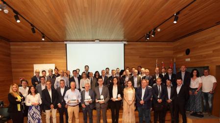 Grupo de asistentes y homenajeados en la asamblea de Alinar, celebrada en Logroño