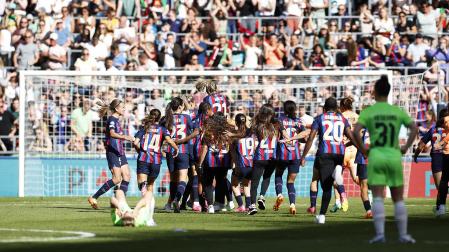 Las jugadora del F.C. Barcelona celebran el triunfo en la final de la Champions tras vencer por 3-2 al Wolfsburgo alemán
