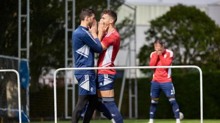Gesto expresivo de Sergio Herrera y Lucas Torró con Kike García al fondo.