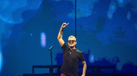 Saludo de Alejandro Sanz al público en los primeros compases de su actuación en el Navarra Arena