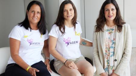 De izda a dcha: Nuria Orzcanco y Nerea Osés (de la Asociación de Endometriosis de Navarra) y la abogada Lorena Pastor.