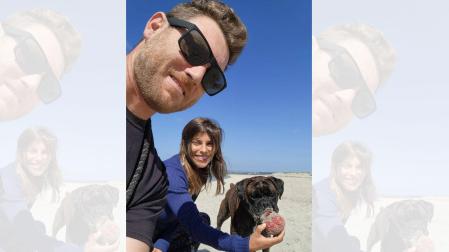 Laura González, con su marido Colin Allen y su perro Thai, en la playa.