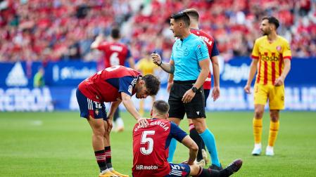 David García en el suelo de El Sadar tras lesionarse