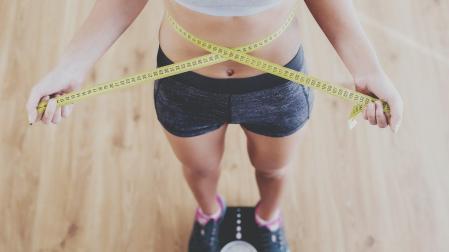 En general, se considera que perder peso lentamente es mejor para la salud y más sostenible