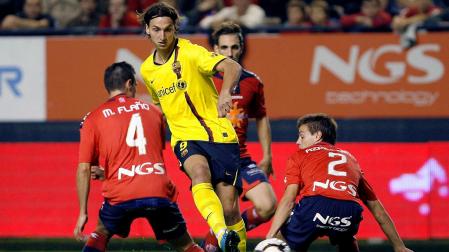 Zlatan Ibrahimovic frente a Miguel Flaño y César Azpilicueta en El Sadar