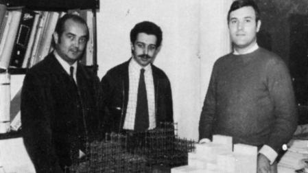 Alberto Laviñeta Solís, Joaquín González-Miranda y Rafael Fontoira Suris, estudiantes de Arquitectura de la UN que ganaron el premio Roca en 1973