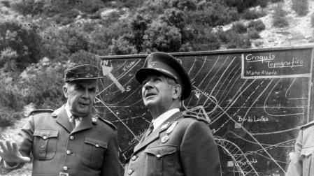 El capitán general de la VI Región Militar, Ángel Campano López, atiende las explicaciones durante las maniobras militares celebradas en el Carrascal