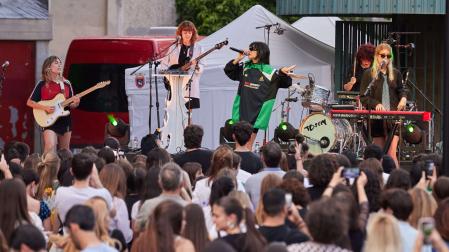 Imagen del concierto de Natalia Lacunza, en el peldaño anterior de la Escalerica sanferminera