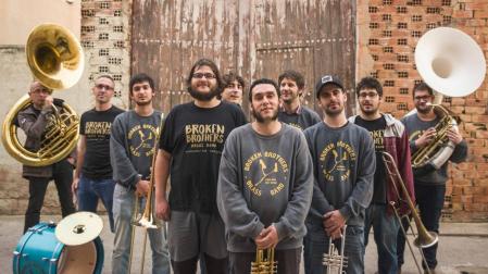 Los Broken Brother Brass Band participan esta tarde en la jornada festiva de Pamplona con motivo del último peldaño de la "escalerica sanferminera",