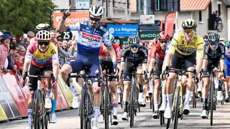 Julian Alaphilippe celebra la victoria tras imponerse en la segunda etapa
