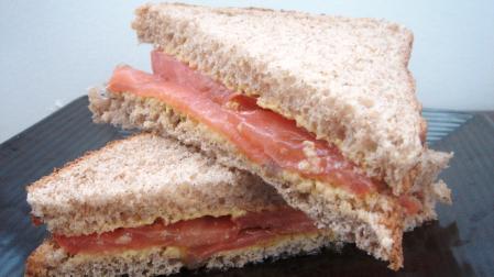 Sandwich integral de salmón y mostaza