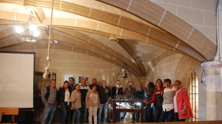 Una representación de la treintena de vecinos y vecinas de Muez que han trabajado en la rehabilitación, junto al párroco Juan Pedro, en la inauguración del antiguo reloj instalado en el interior de la iglesia