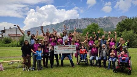 Promotores del torneo y miembros de la Asociación Síndrome de Rett con el cheque que da fe de la recaudación obtenida el domingo en Ziordia