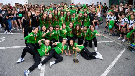 La plantilla del Helvetia Anaitasuna infantil, con el trofeo y las medallas de campeonas