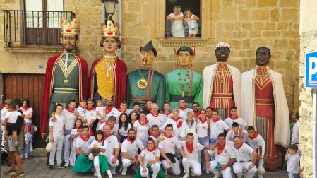 Integrantes de la comparsa con las seis figuras a las que quiere renombrar las próximas fiestas
