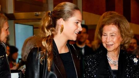 Irene Urdangarin y Borbón con su abuela, la reina Sofía, en una imagen de archivo