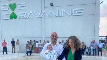 Javier Buil, con su mujer y su hijo, cortando la cinta de inauguración de Love Caravaning, en Beriáin