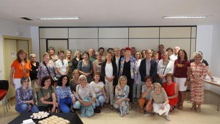 La consejera Santos Induráin y otros responsables del SNS-O, junto a los profesionales del área de salud de Pamplona homenajeados este martes