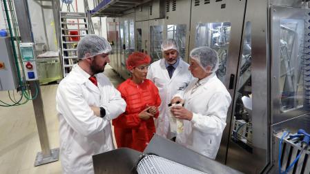 Un momento de la visita de María Chivite a la empresa Natur All de Corella