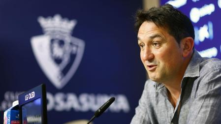El director deportivo del C.A. Osasuna, Braulio Vázquez, durante la rueda de prensa de este martes