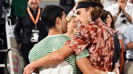 Afectuoso saludo entre Carlos Alcaraz y Stefanos Tsitsipas tras finalizar el choque de cuartos de final en Roland Garros