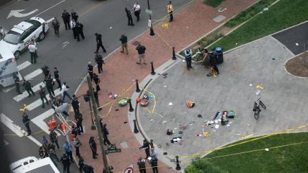 Agentes de polícia investigan en el lugar de los hechos después de que un hombre aramado abriera fuego durante una ceremonía de graduación en Richmond, Virginia, EE.UU